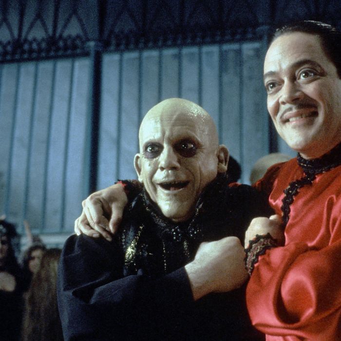 1º filme de &quot;A Família Addams&quot; mostra reencontro de Gomez ( Raúl Juliá ) com o irmão Fester ( Christopher Lloyd ), desaparecido há 25 anos