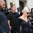 Balenciaga: Kim Kardashian apostou em coque justo para deixar evento da marca recentemente