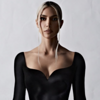 Balenciaga, acusada de incitar pedofilia, é detonada por Kim Kardashian: "Enojada"