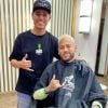 Neymar mostra novo look platinado para Copa do Mundo