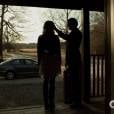  Em "The Vampire Diaries", Stefan (Paul Wesley) faz carinho enquanto conversa com Caroline (Candice Accola) 