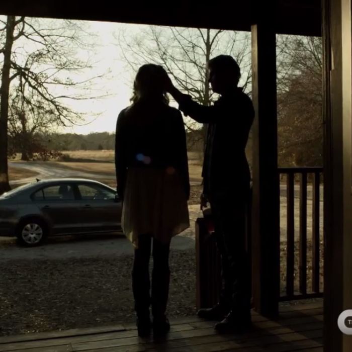  Em &quot;The Vampire Diaries&quot;, Stefan (Paul Wesley) faz carinho enquanto conversa com Caroline (Candice Accola) 