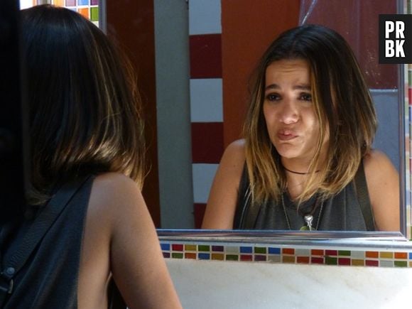 Vicki (Manu Gavassi) chora no banheiro em "Malhação"