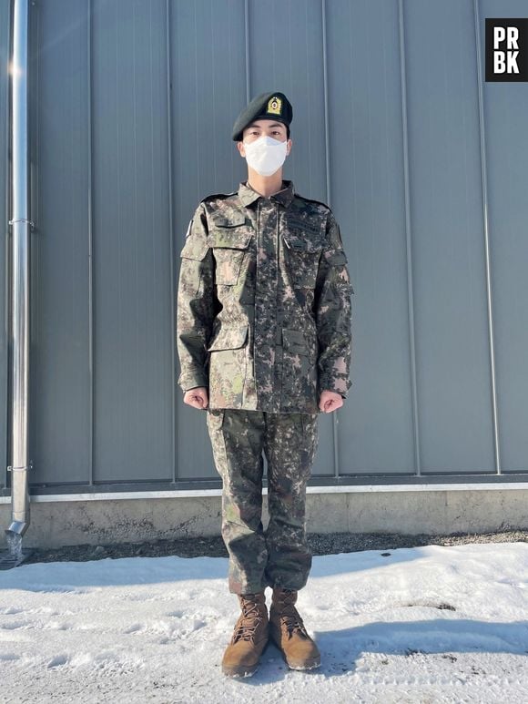 BTS: Jin aparece com uniforme militar pela 1ª vez