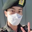 "Estou postando essas fotos após receber permissão dos militares", afirmou Jin, do BTS