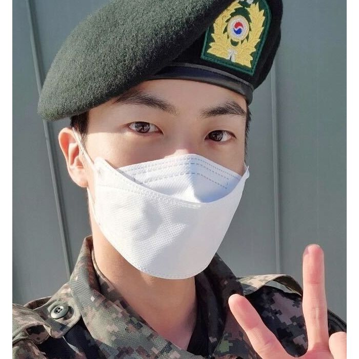 &quot;Estou postando essas fotos após receber permissão dos militares&quot;, afirmou Jin, do BTS