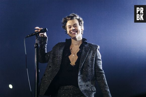 Harry Styles, aniversariante do dia, se apresenta no Grammy 2023 neste domingo (5)