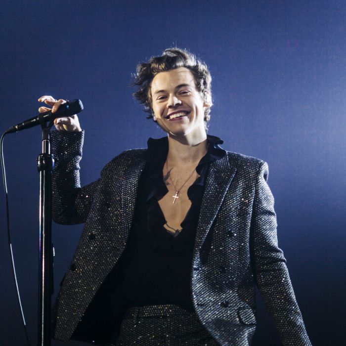 Harry Styles, aniversariante do dia, se apresenta no Grammy 2023 neste domingo (5)