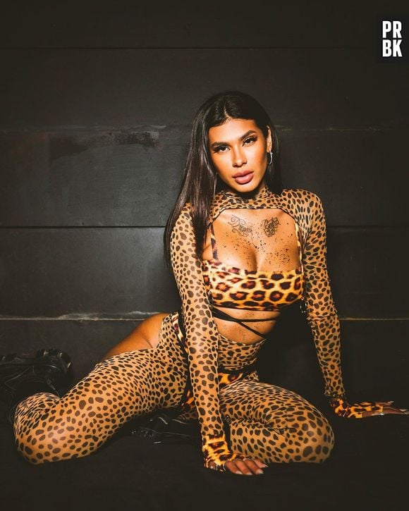 Carnaval combina com animal print, como mostra Pocah