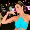 Vanessa Lopes estiliza biquíni diferentão com saia metálica e monta look de Carnaval