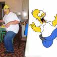 Um cospobre de Homer Simpson tinha que ser tão fuleiro quantoi o personagem orginal, claro!