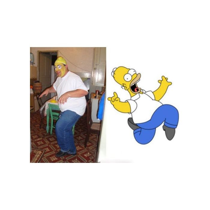 Um cospobre de Homer Simpson tinha que ser tão fuleiro quantoi o personagem orginal, claro!