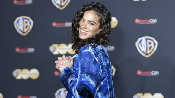 Bruna Marquezine: fotos, preço e mais detalhes do look de veludo usado para promover "Besouro Azul"