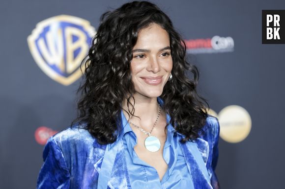 Bruna Marquezine chama atenção com cabelo cacheado em evento para divulgar "Besouro Azul"