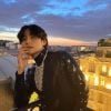 Kim Taehyung, o V do BTS, e Jennie, do BLACKPINK, aparecem juntos e de mãos dadas em Paris