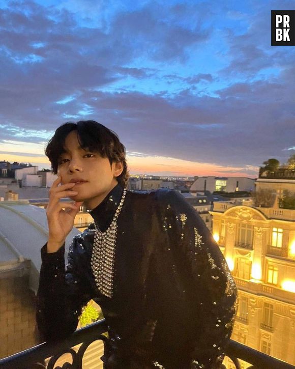 Kim Taehyung, o V do BTS, e Jennie, do BLACKPINK, aparecem juntos e de mãos dadas em Paris