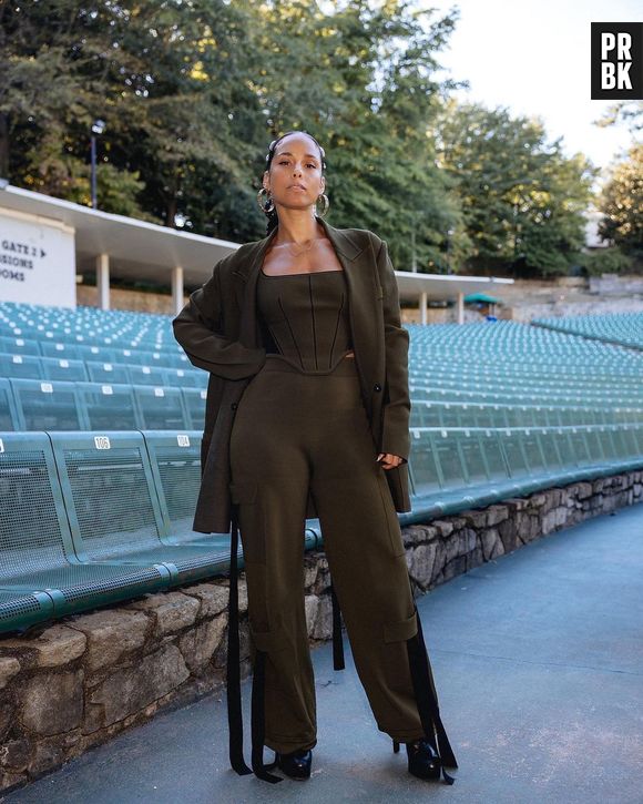 A cantora Alicia Keys também se favorece com tons da paleta Outono Escuro