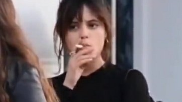 Jenna Ortega, a "Wandinha", é filmada fumando e fãs reagem na web: "Ela não era criança?"