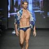 José Loreto desfilou com sunga fio dental em estreia na SPFW