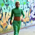 Gabriel Santana estreou usando um look todo verde com brincos chamativos