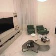 Sala de estar de Flávia Pavanelli tem poltronas verdes