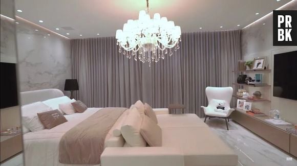 Quarto de Flávia Pavanelli tem cama gigante