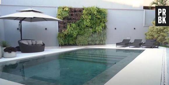 Parte externa da mansão de Flávia Pavanelli tem piscina enorme