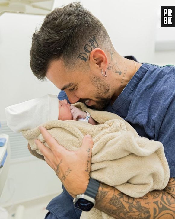 Lipe Ribeiro fez uma tatuagem com o nome "Dom" na lateral da cabeça