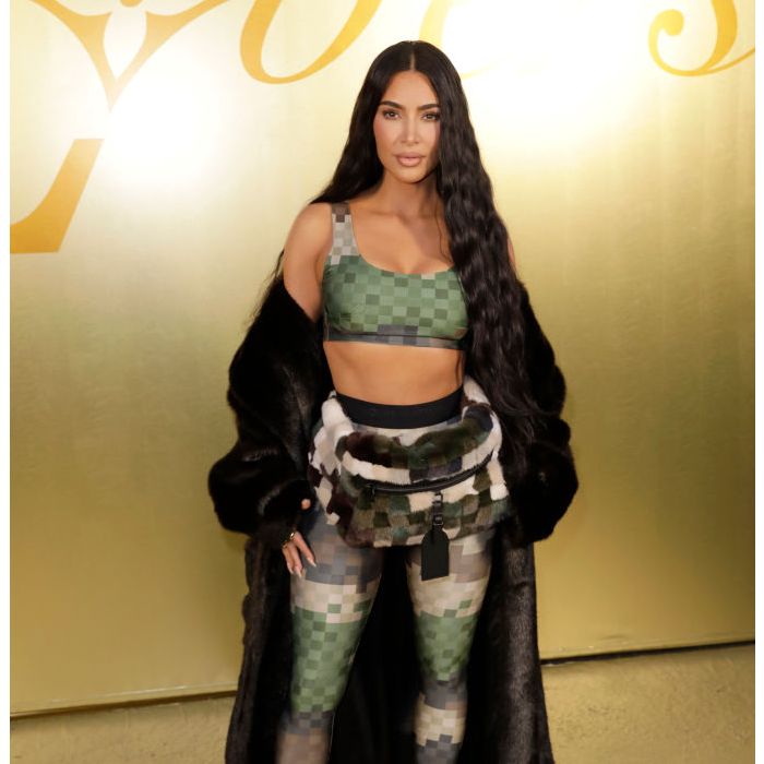 Kim Kardashian arrasou no conjuntinho da Louis Vuitton