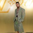 Maluma arrasou com conjuntinho verde no desfile da Louis Vuitton