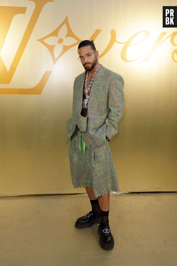 Maluma arrasou com conjuntinho verde no desfile da Louis Vuitton