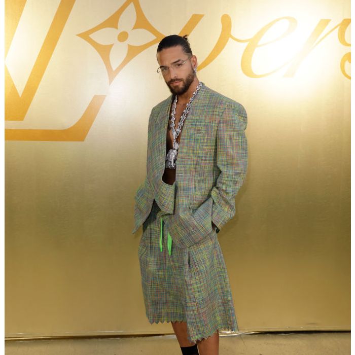 Maluma arrasou com conjuntinho verde no desfile da Louis Vuitton