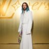 Jared Leto estava com casacão branco e maquiagem colorida