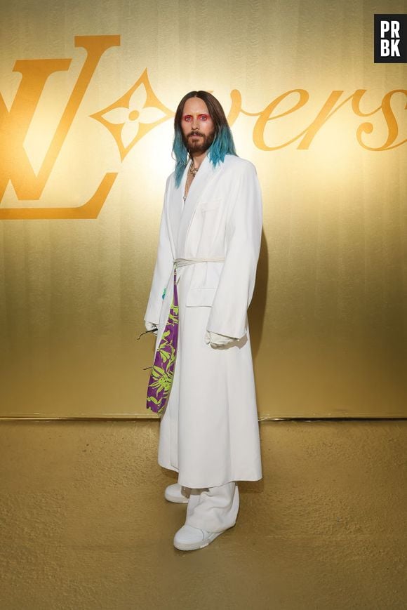 Jared Leto estava com casacão branco e maquiagem colorida