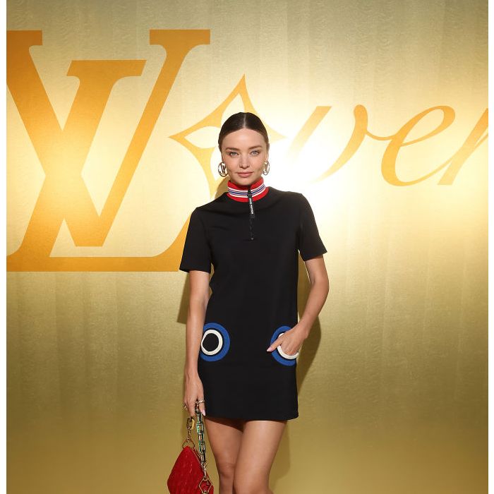 Miranda Kerr estava usando um vestido curto no desfile da Louis Vuitton