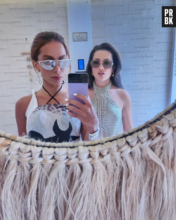 Anitta faz selfie sexy com Juliette e famosas entregam muito estilo