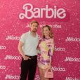 Margot Robbie dava presentes no estilo barbie para Ryan Gosling
