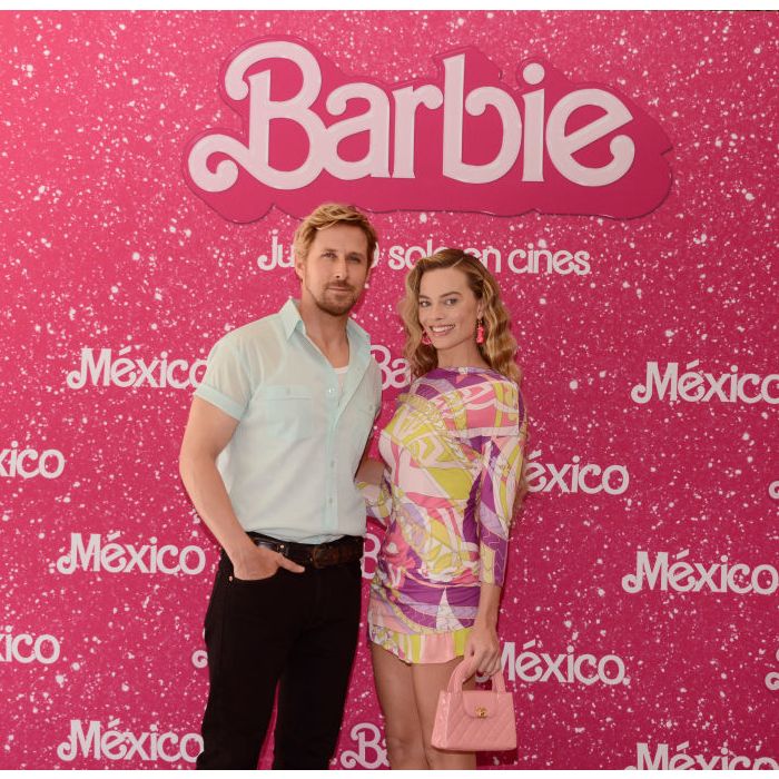 Margot Robbie dava presentes no estilo barbie para Ryan Gosling