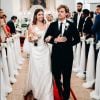 Barbara Palvin usou longo vestido branco na cerimônia de casamento