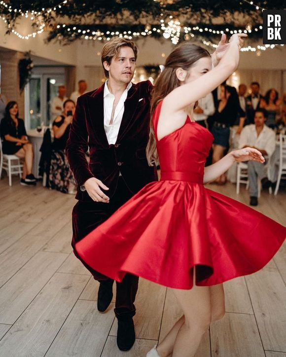 Depois da meia noite, Barbara Palvin usou vestido vermelho, como manda a tradição na Hungria