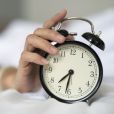 Muita gente tem o costume de atrasar o despertador ao invés de acordar logo quando ele toca