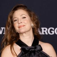 Stalker surpreende Drew Barrymore e atriz precisa ser retirada do palco às pressas: "Aterrorizante"