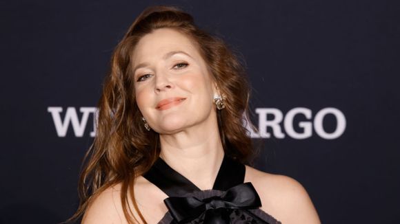 Stalker surpreende Drew Barrymore e atriz precisa ser retirada do palco às pressas: "Aterrorizante"