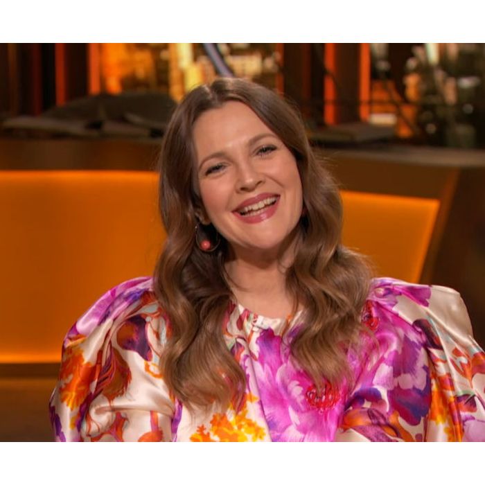 Stalker surpreende Drew Barrymore e atriz precisa ser retirada do palco