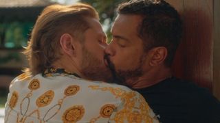 Beijo gay de Samuel de Assis e Alejandro Claveaux em "Rensga Hits" não é censurado e web elogia química