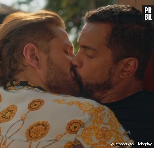 Beijo entre Samuel de Assis e Alejandro Claveaux foi exibido na Globo
