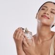  Qual é o perfume mágico que atrai a atenção das pessoas para a influencer espanhola? 