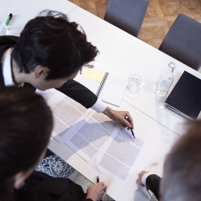 Direito Societário é do  ramo do direito empresarial, que se concentra nas relações entre sócios ou acionistas de uma empresa, bem como nas regras que regem a constituição, o funcionamento e a dissolução de sociedades comerciais 