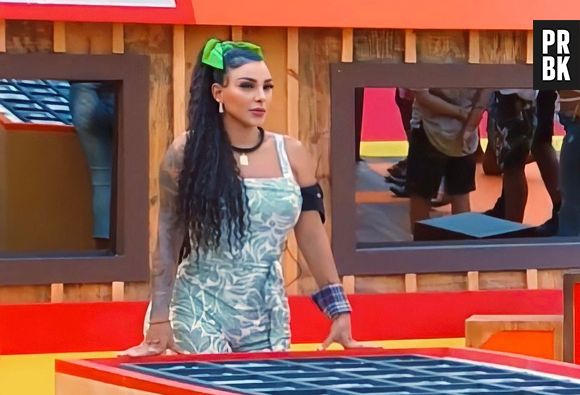 Jenny Miranda foi vista chorando após carro de sim a chamar de cancelada