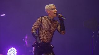 Christian Chávez diz que HIV não é pecado em show do RBD e web detona: "Romantizando até DST?"